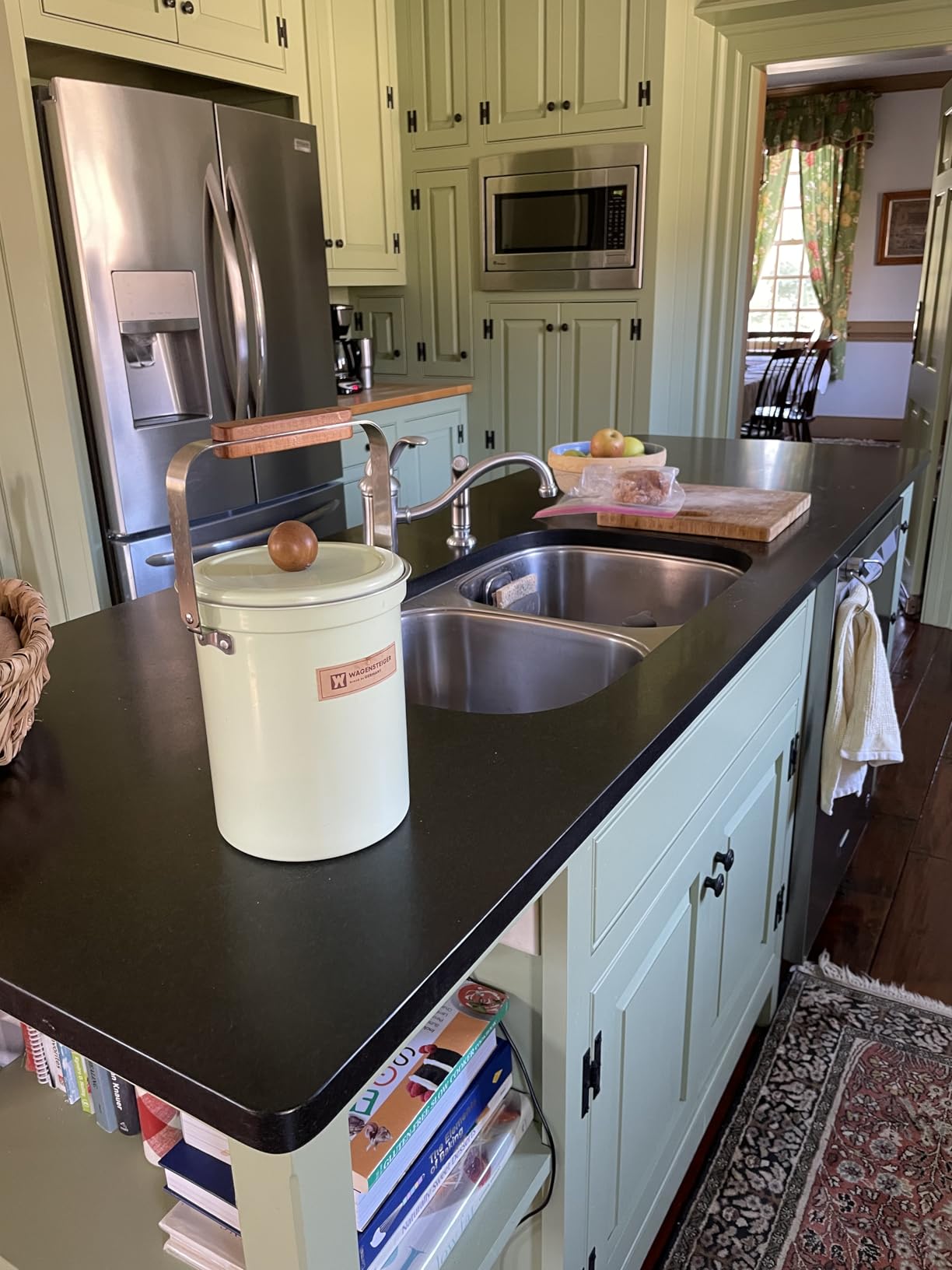 WAGENSTEIGER Kitchen Countertop Compost Bin 101ounces / 3Liters with Airtight Lid, SUS304 Stainless Steel Odor-Free Food Waste Bin with Wooden Handle Stylish Design/Bathroom Trash Can (Silver) customer photo 2