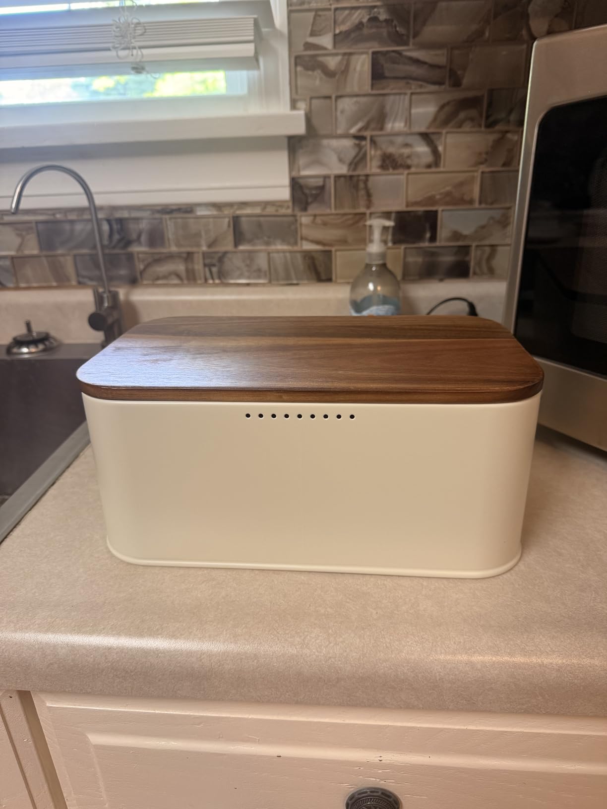 Amazon Basics Carbon Steel Bread Box with Acacia Wood Lid, Lid Doubles as Cutting Board, 11.9 x 7.1 x 5.2 in customer photo 1