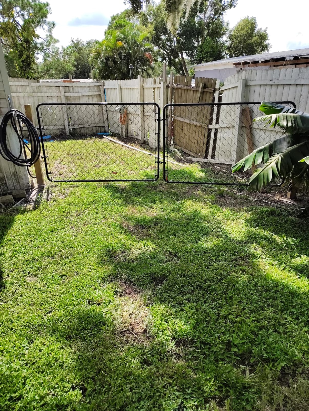 VEVOR Chain Link Fence Gate, 32 x 46 in, Adjustable Chain Link Fence Panel, Fit 2-4 ft (W) x 4 ft (H) Garden Fence Gate Opening, Rust-Resistant Galvanized Fencing Gate for Farm Posts Not Included customer photo 1