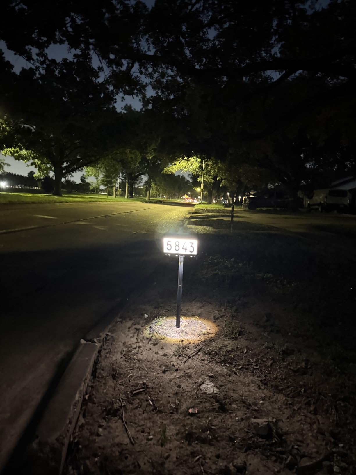 Brightever Solar Powered Address Signs, Solar House Numbers 3-Light Modes | LED Illuminated Address Plaque with Stakes, Wall Mounted/In Ground, for Outside Yard Home IP65 Waterproof, 1-Pack Black customer photo 1