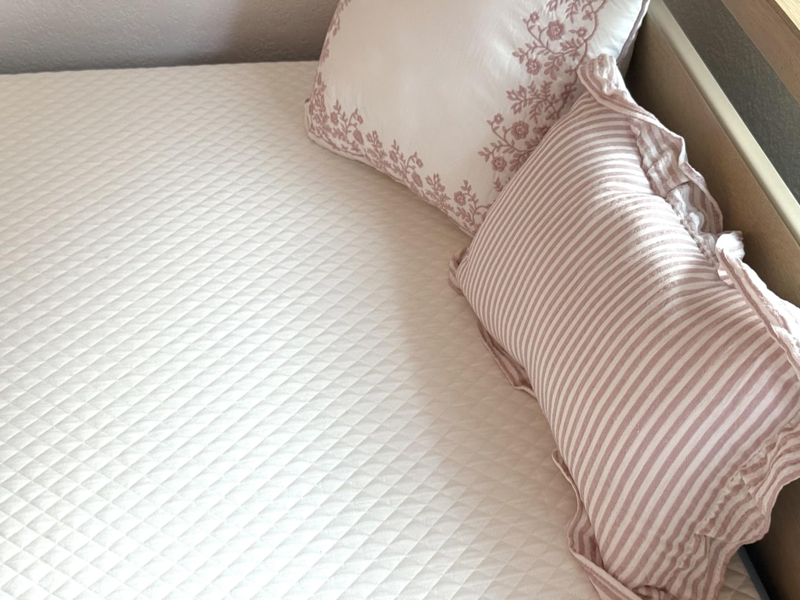 LIFEMENT Queen Mattress, 10 Inch Queen Size Mattress, Basic Copper Cooling Gel Memory Foam Mattress in a Box, Pressure Relief with Medium Firm Support, CertiPUR-US Certified, 80''L x 60''W customer photo 1