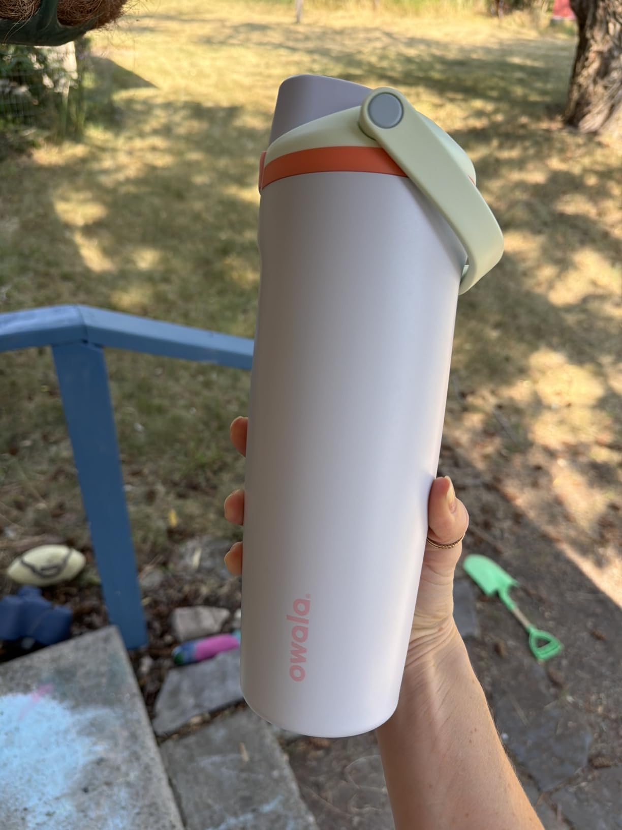 Owala FreeSip Sway Insulated Stainless Steel Water Bottle with Two-Way Spout, Built-In Straw and Bucket Handle, Made for Travel, School, and Sports, 40oz, BPA Free, Leak Proof, Daybreak customer photo 2