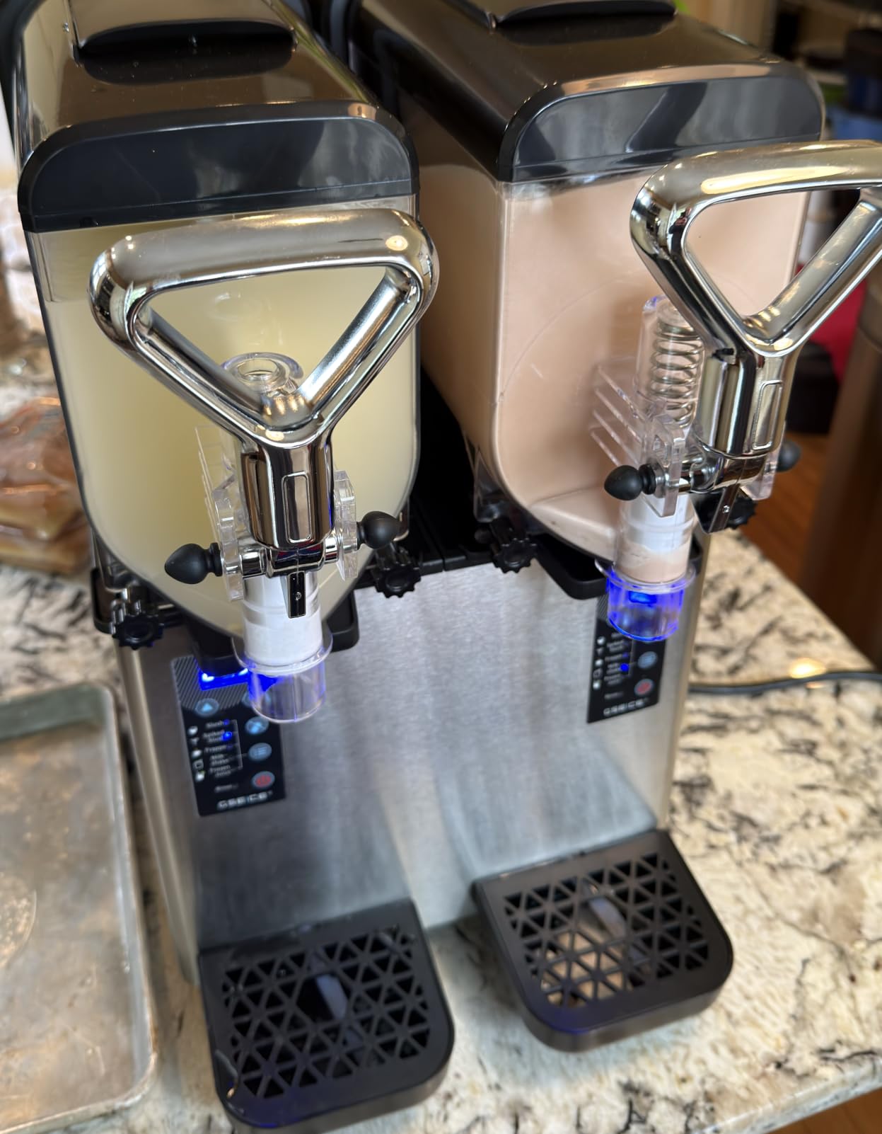Commercial Slushy Machine, 4L/135oz x 3 Tank Margarita Machine customer photo 2