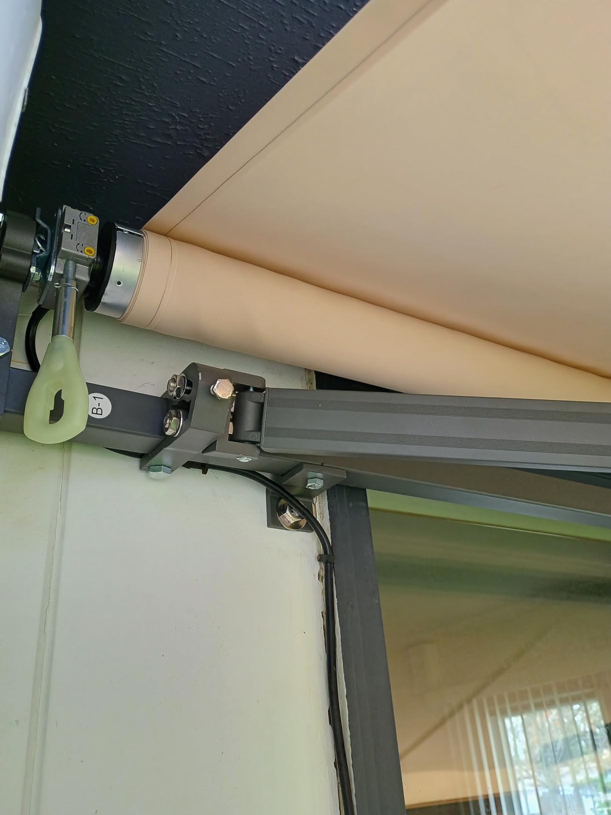 HOMEDEMO Electric Retractable Awning for Patio 8.2'x 6.5' Motorized Awnings, Sunshade Shelter Crank Handle, UV & Waterproof Polyester Cover and Aluminum Frame for Outdoor Deck, Yard, Beige, Balcony customer photo 1