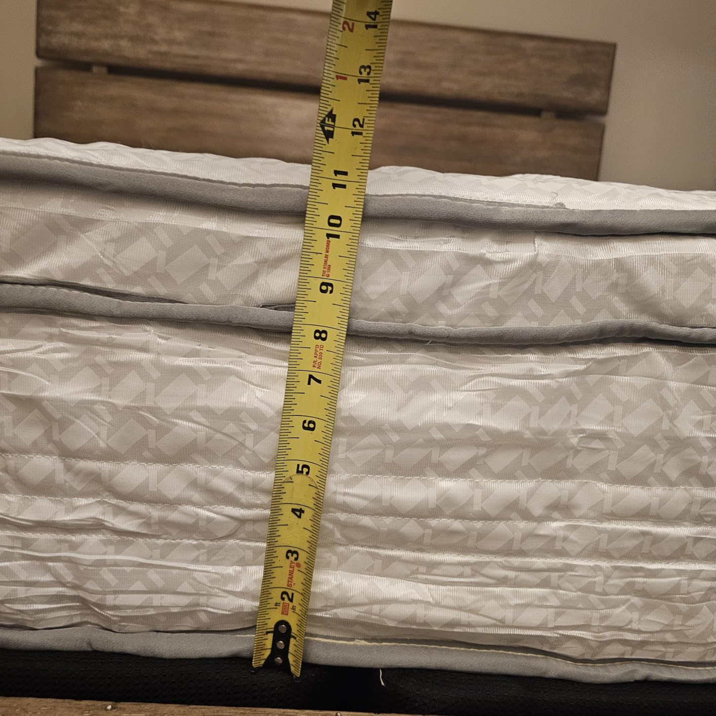 Novilla 12 Inch Queen Size Mattress, Hypoallergenic & Back Pain Relief, Hybrid Queen Mattresses in a Box with Smarts Coils, Fiberglass Free CertiPUR-US Certified Colchones No Box Spring Needed customer photo 1