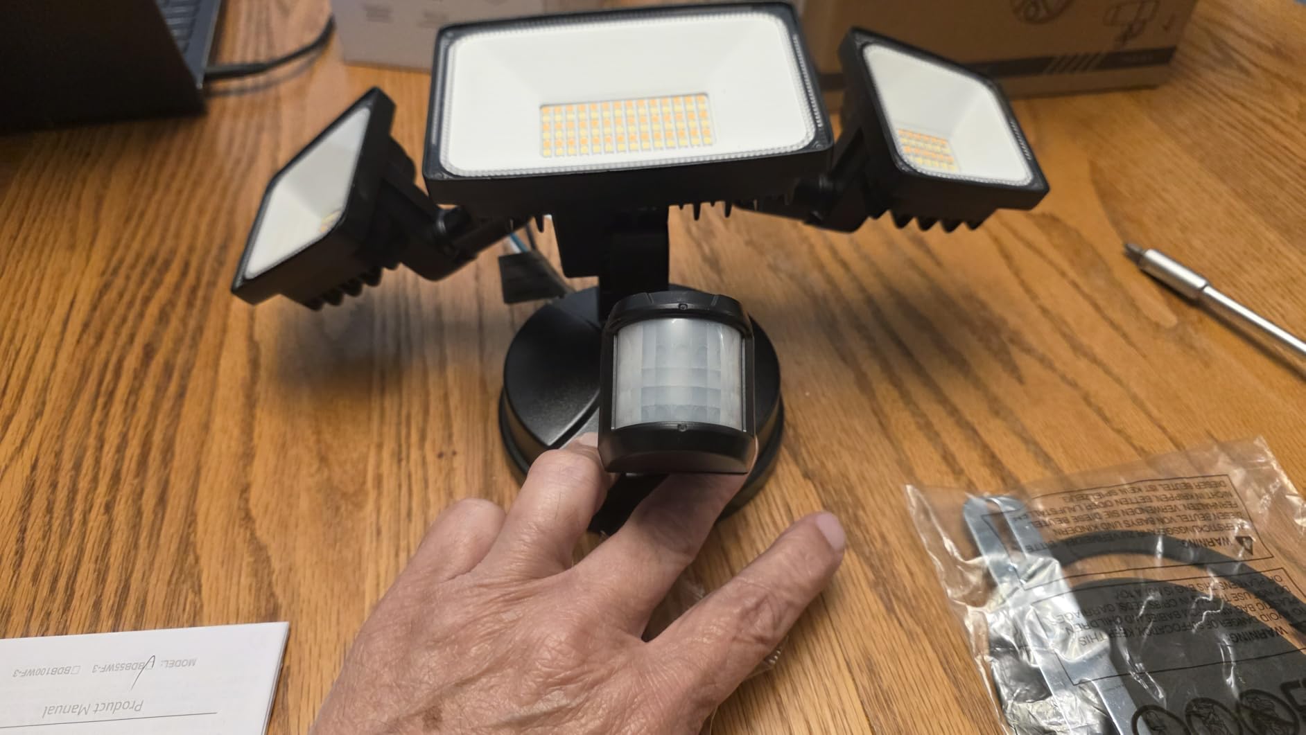 Onforu 65W Smart Outdoor Security Lights with Motion Sensor, WiFi APP Control, Compatible with Alexa & Google Assistant, 6500LM Dimmable LED Flood Light, 2500K-6500K, 3 Adjustable Heads, Black customer photo 2
