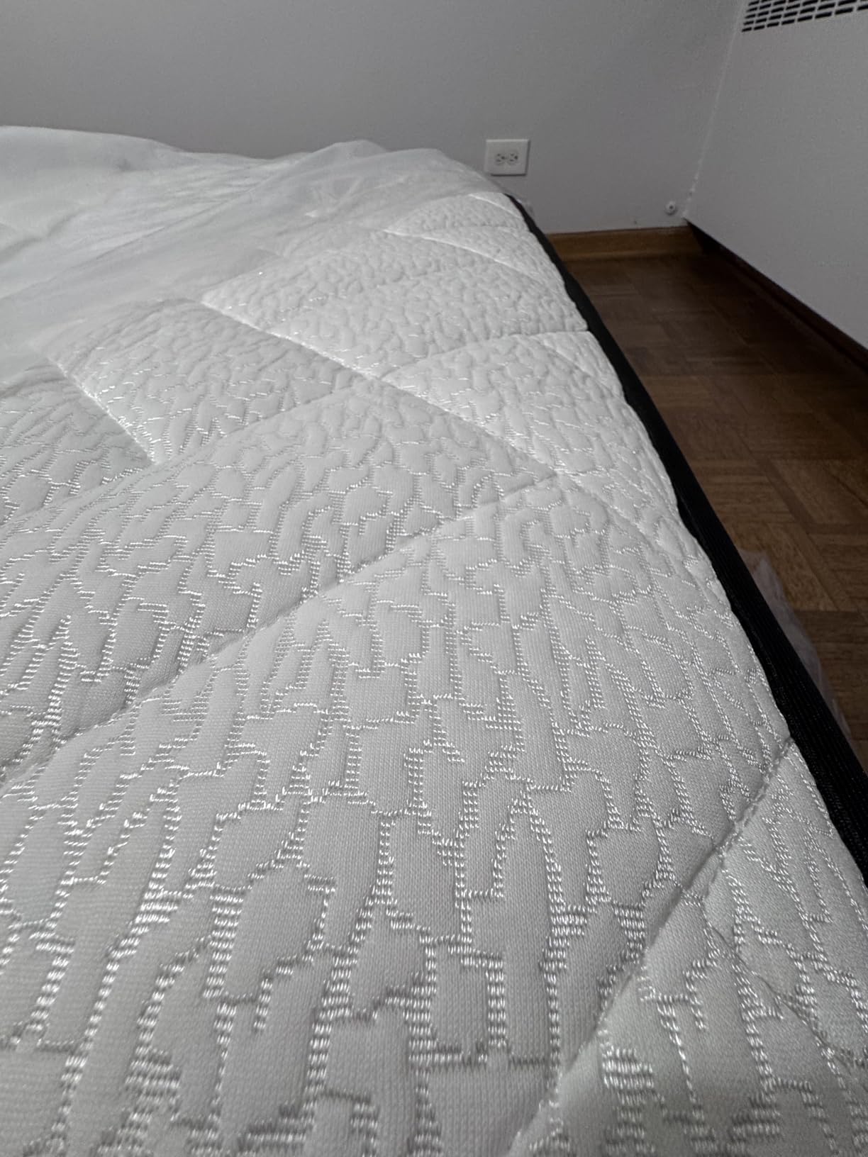 Sleepmax Queen Mattress 14 Inch, Cooling Pain Relief Hybrid Mattresses customer photo 2