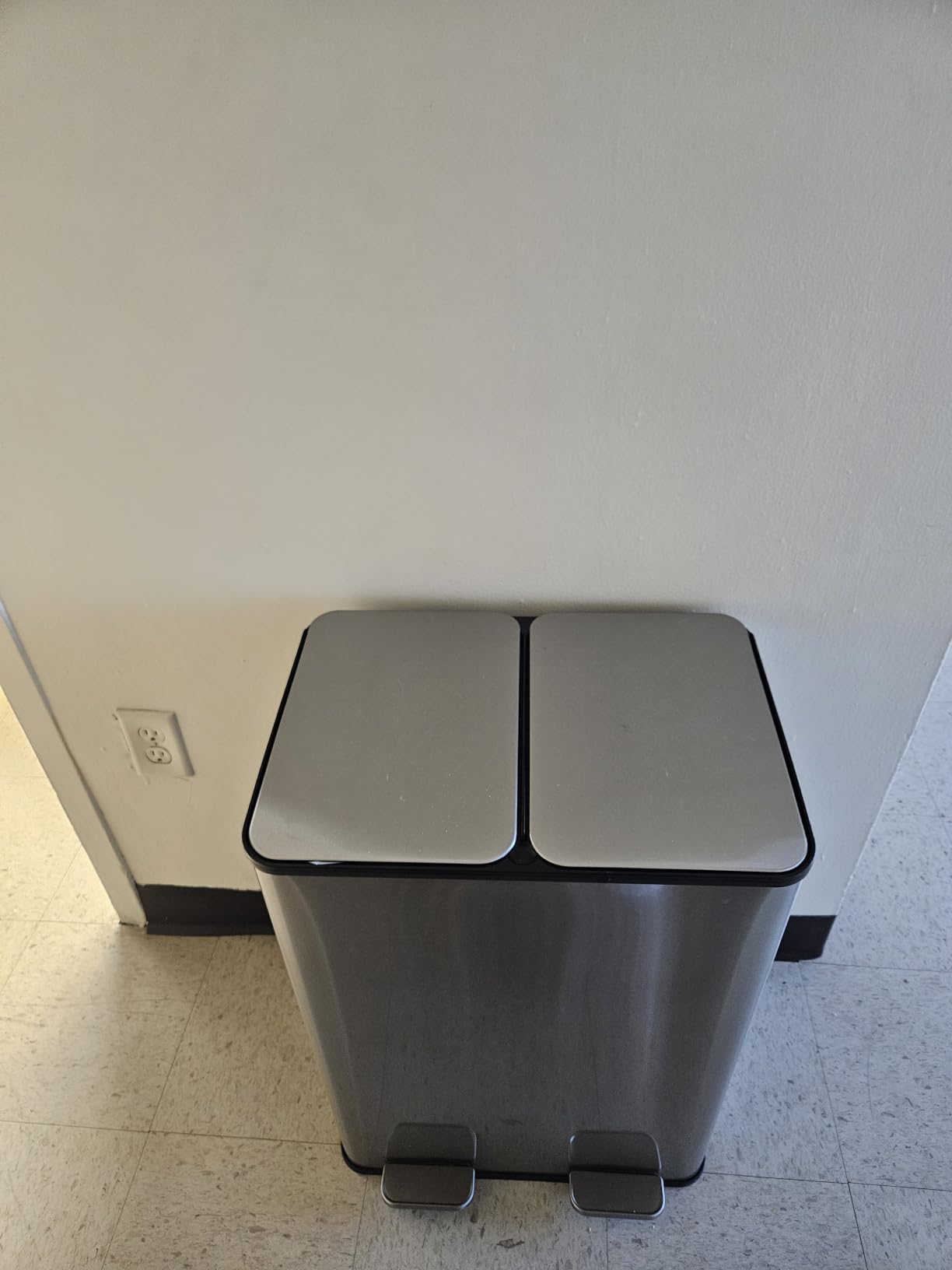 DUMOS Kitchen Trash Can, 2x8-Gallon Dual Trash Can with Lid, Stainless Steel Garbage Bin with 2 Removable Inner Buckets, Soft-Close Foot Pedal, Fingerprint-Resistant customer photo 2
