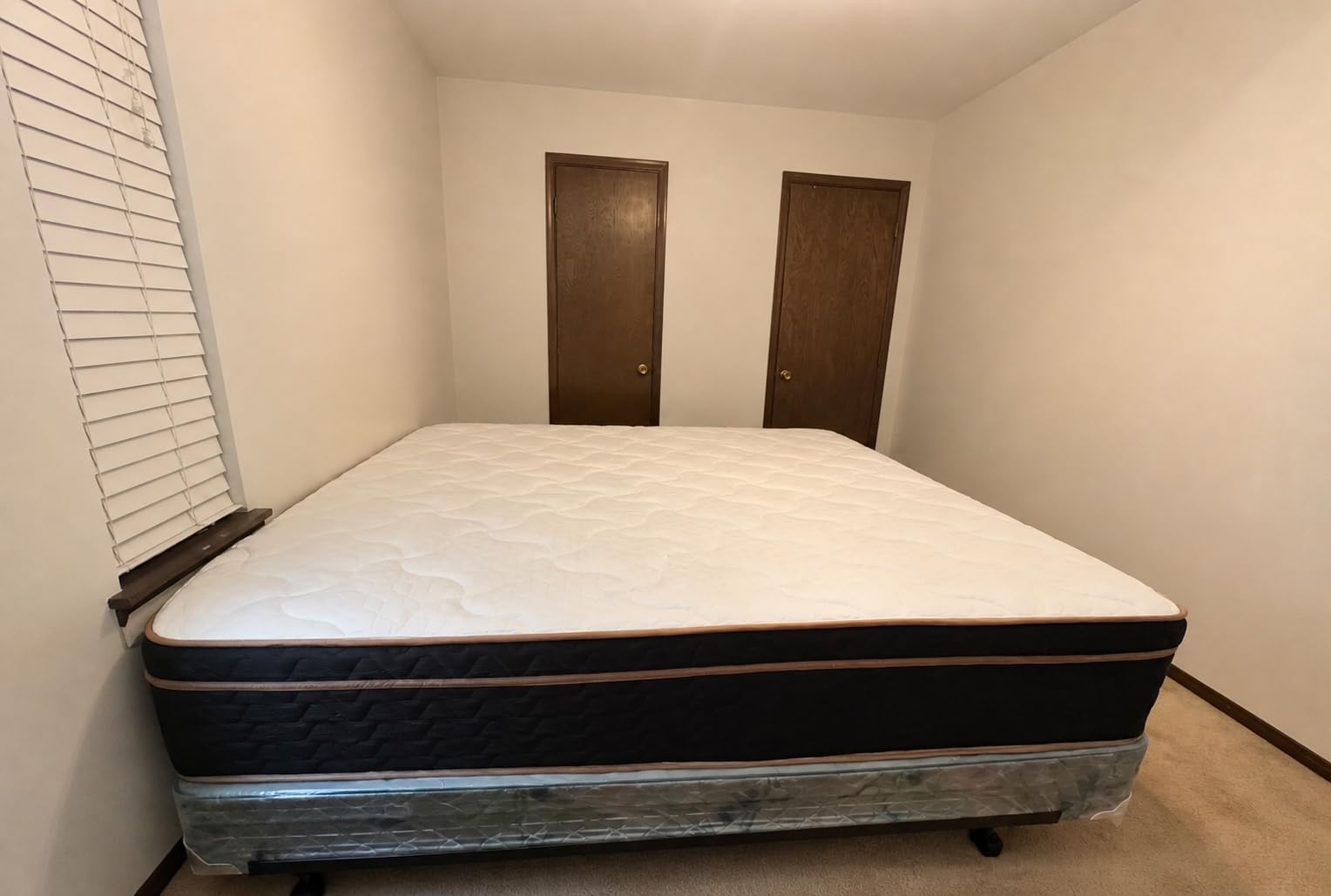 Firm Queen Mattress 12 Inch, Cooling Hybrid Bed in a Box, 7-Zones Individual Pocket Spring, Motion Isolation, Targeted Hip/Shoulder/Lumbar Support, Fiberglass-Free, 365-Night Trial, CertiPUR-US customer photo 1