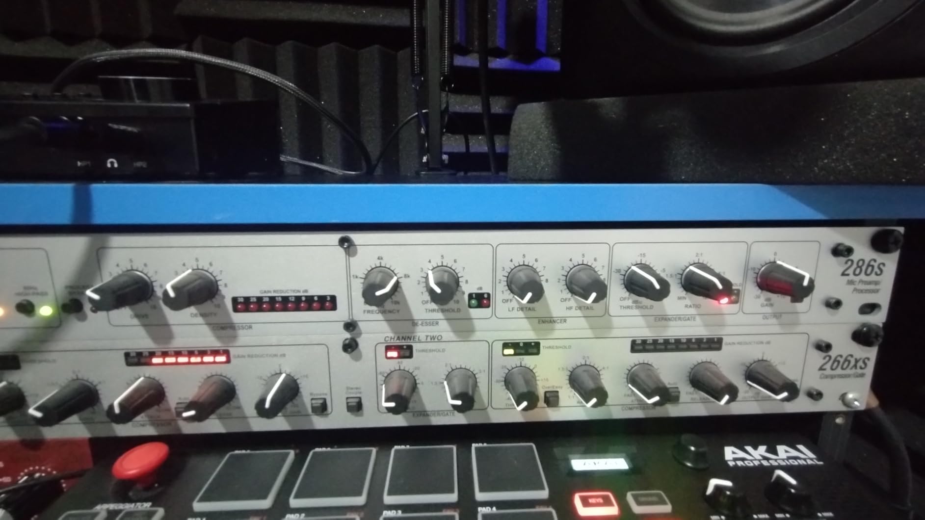 dbx DBX286SV Instrument, Microphone Preamp & Channel Strip Processor, with Compression, De-Esser, Enhancer, Expander/Gate, Loop-Out. Metering LEDs, XLR and ¼” inputs. Rack Mountable 1U. Silver customer photo 1