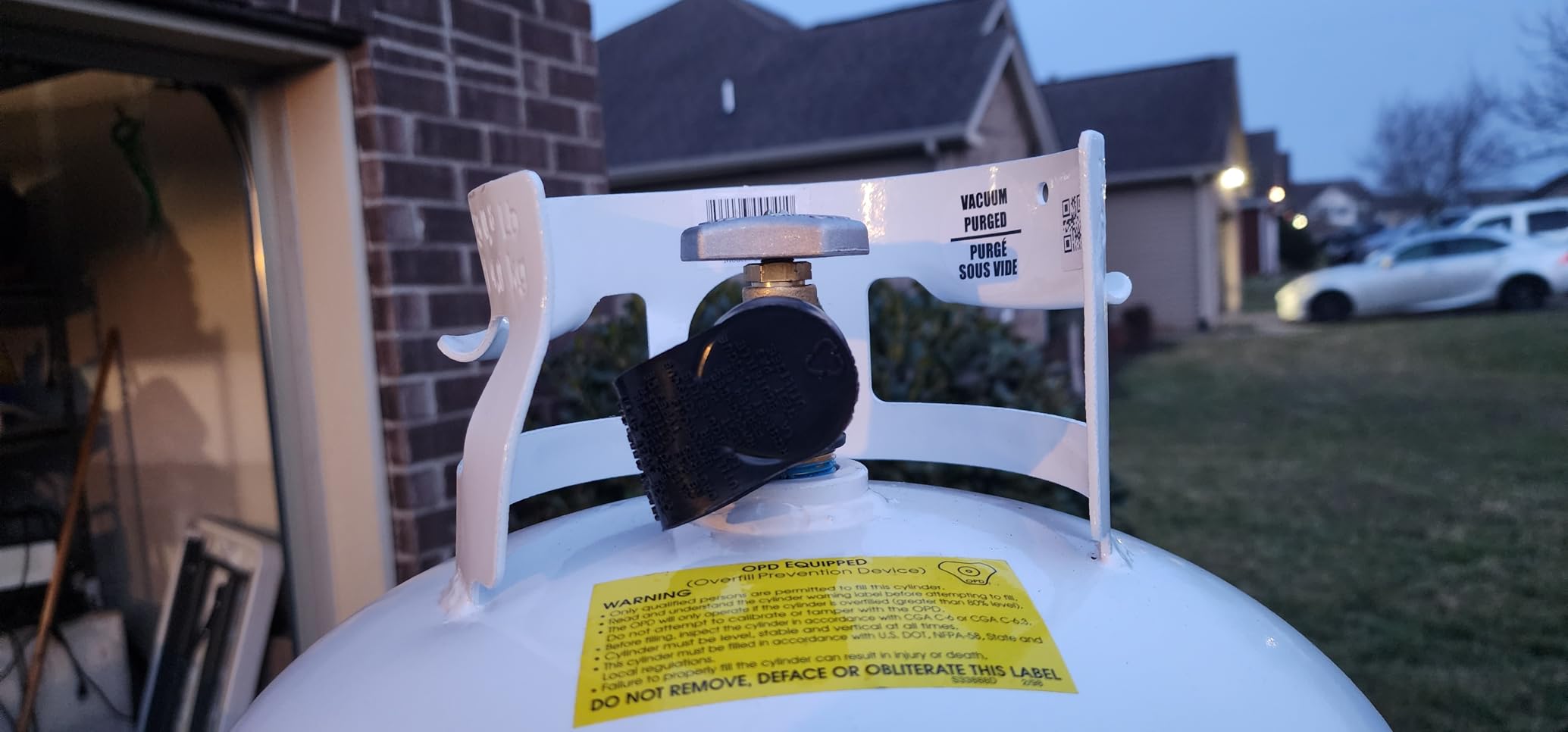 Flame King YSN401 Steel Propane Tank Cylinder With Overflow Protection Device Valve, 40 Lb, White customer photo 1