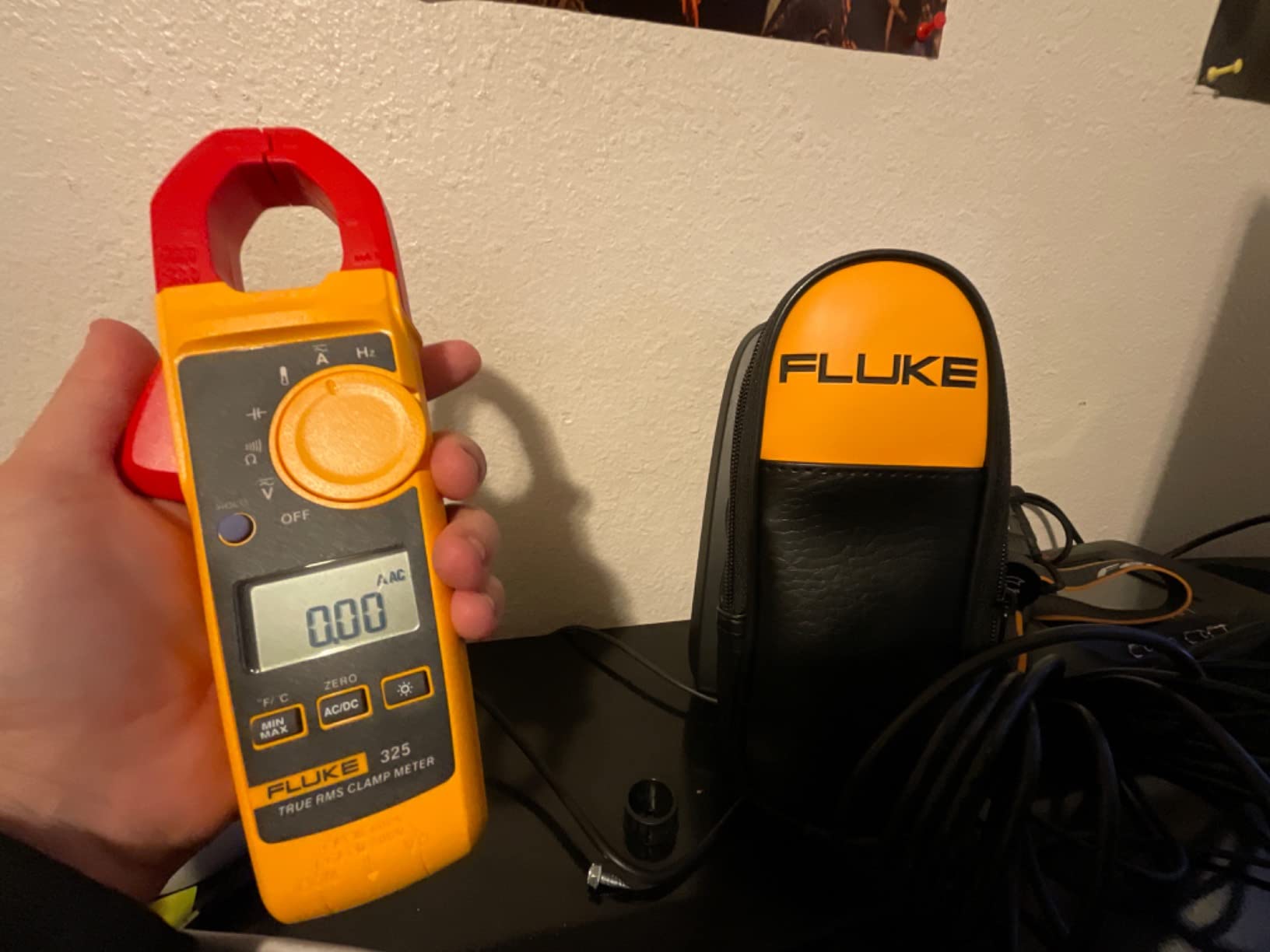 Fluke 325 True-RMS Clamp Meter with Frequency, Temperature & Capacitance Measurements customer photo 2