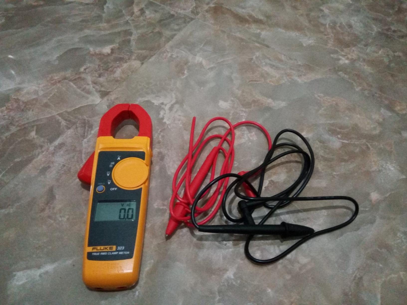 Fluke 323 Clamp Meter for Commercial/Residential Electricians, Measures AC Current to 400 A & AC/DC Voltage to 600 V, Resistance and Continuity, Includes 2 Year Warranty and Soft Carrying Case customer photo 2