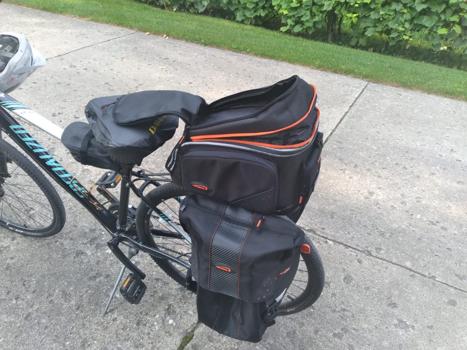 Ibera Bike Bag Expandable Commuter 17-23L - Clip-On Bike Rack Bag with Panniers & Strap - Hard Base, Reflective Trim & Taillight Ready - Ideal for Commuting & Touring - PAKRAK ONLY FOR IBERA RACKS customer photo 1