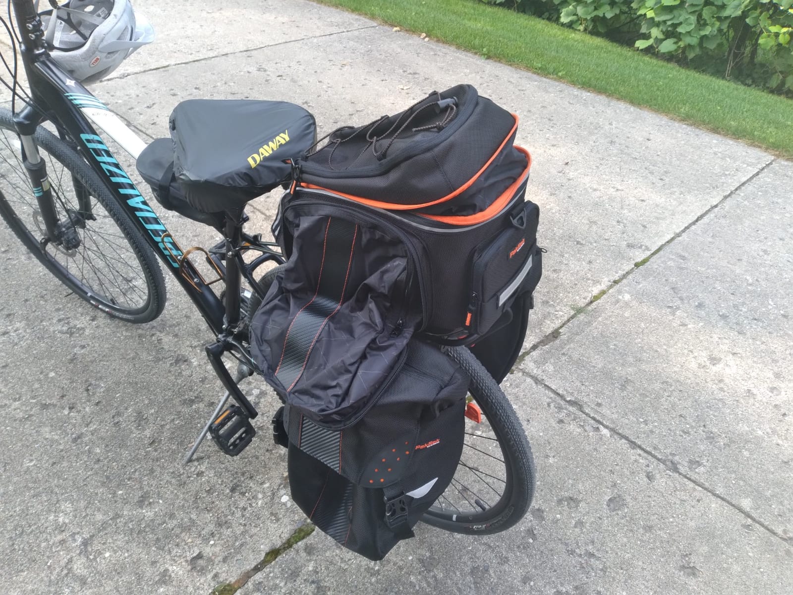 Ibera Bike Bag Expandable Commuter 17-23L - Clip-On Bike Rack Bag with Panniers & Strap - Hard Base, Reflective Trim & Taillight Ready - Ideal for Commuting & Touring - PAKRAK ONLY FOR IBERA RACKS customer photo 2