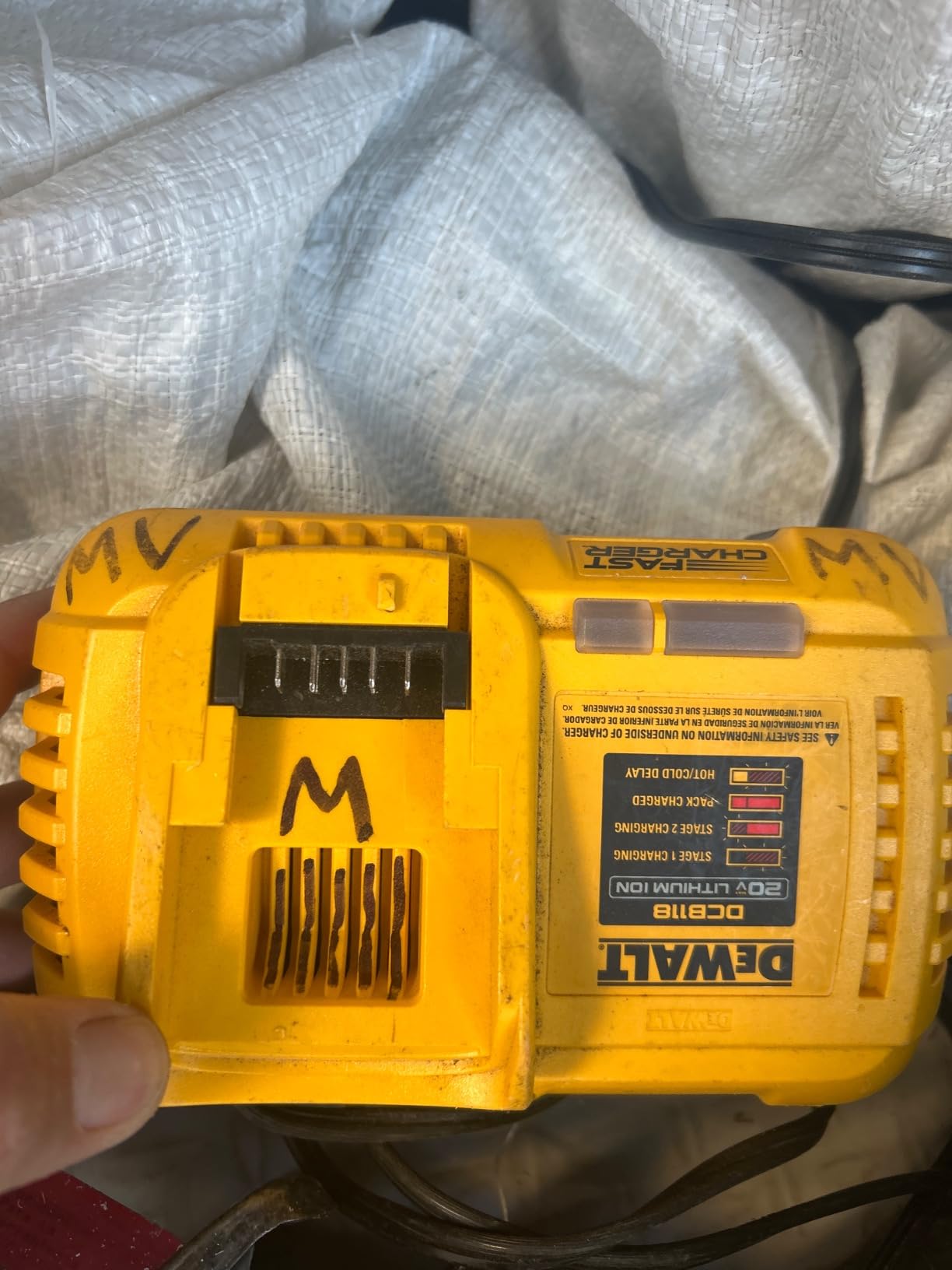 DEWALT DCB118 Fast Charger customer photo 2