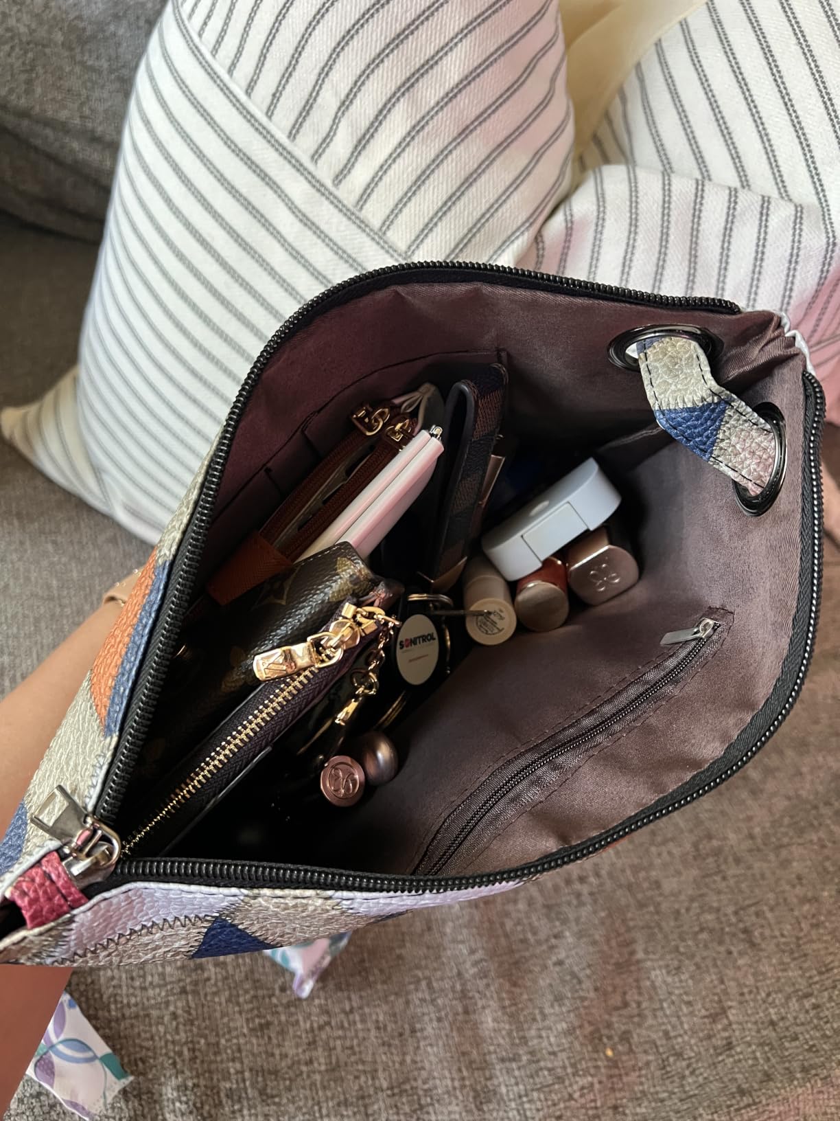 DIHKLCIO Envelope Clutch customer photo 1