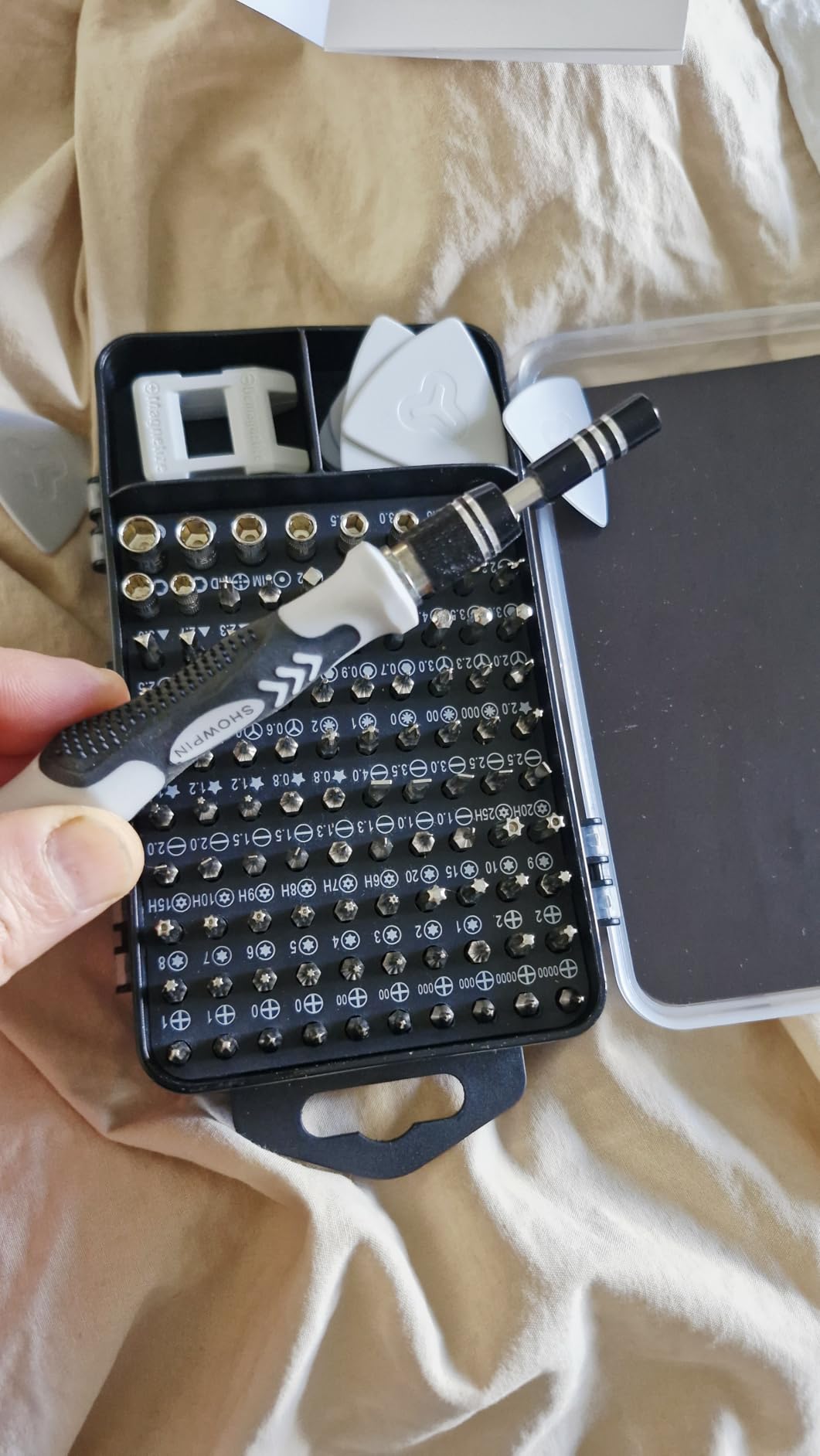 SHOWPIN Precision Computer Screwdriver Kit: 122PCS Laptop Screwdriver Sets customer photo 1