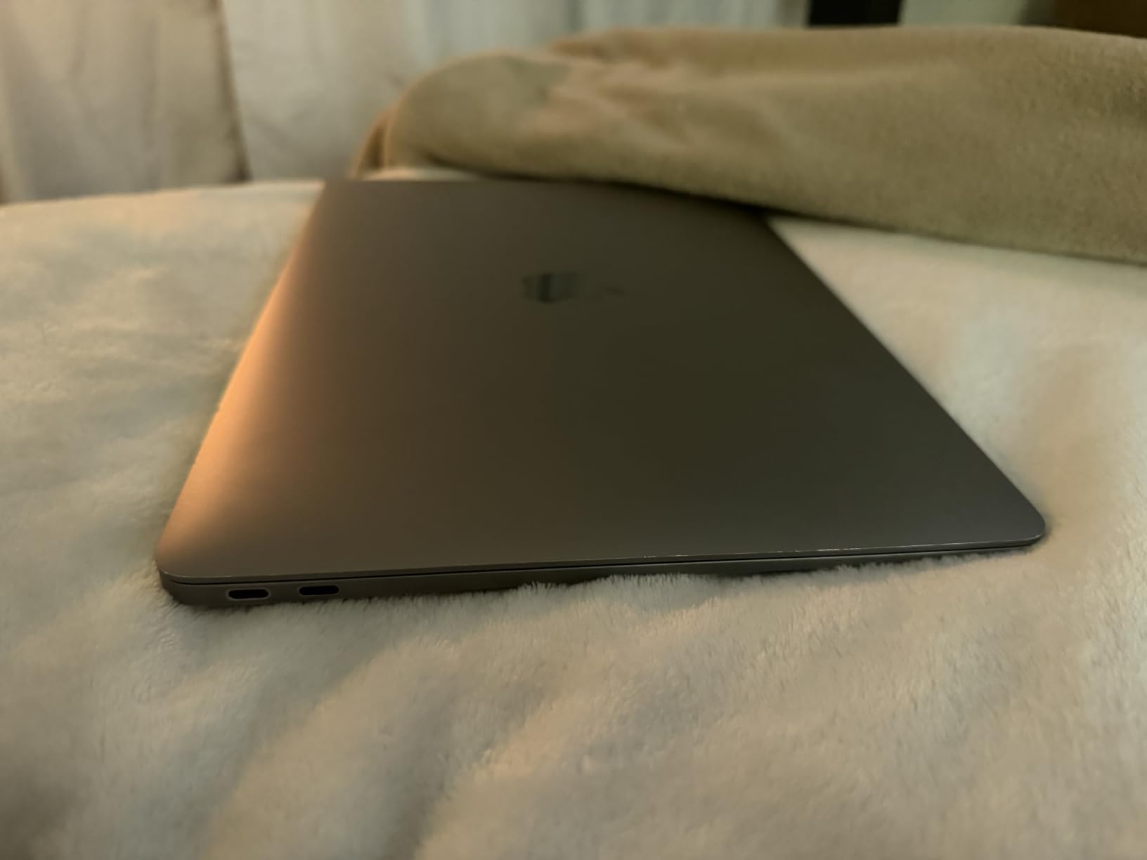 Apple MacBook Air Late 2020 with Apple M1 Chip (13.3 inch, 8GB RAM, 256GB SSD) Space Gray (Renewed) customer photo 2