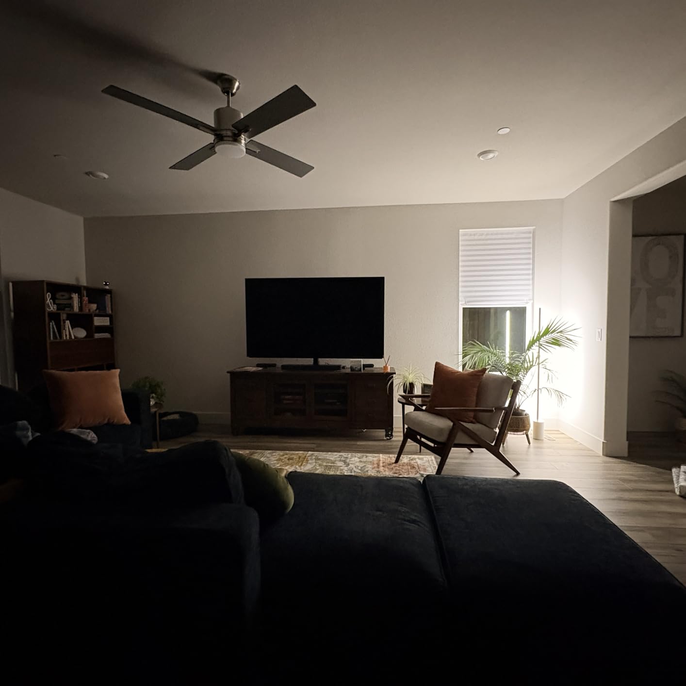 Philips Hue Signe Smart Color Changing Floor Lamp, 1-Pack, Black customer photo 2