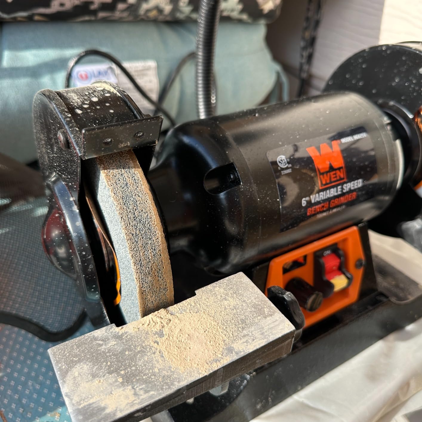 WEN BG625V 2.5-Amp 6-Inch Variable Speed Bench Grinder with Flexible Work Light , Black customer photo 1