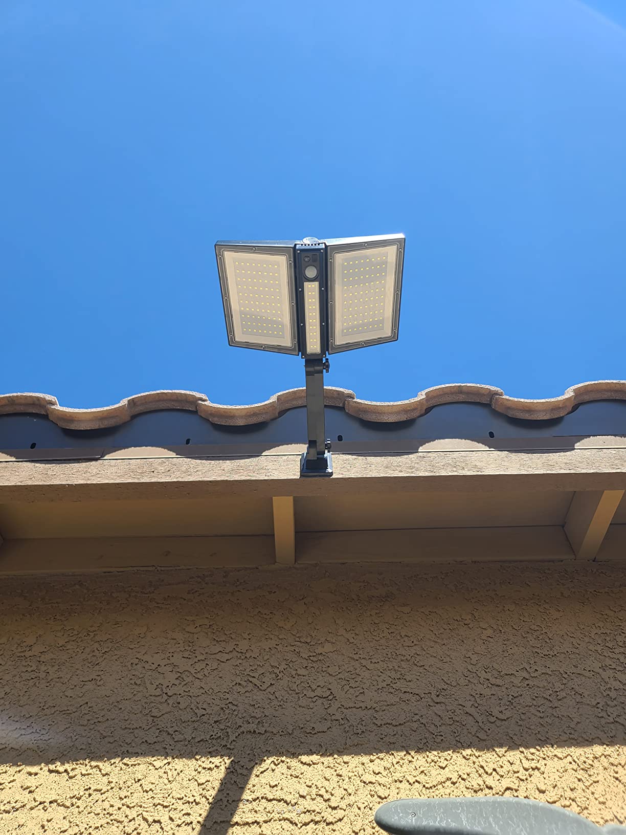 ropelux Solar Flood Lights Outdoor, 6000LM High Brightness Motion Sensor customer photo 1