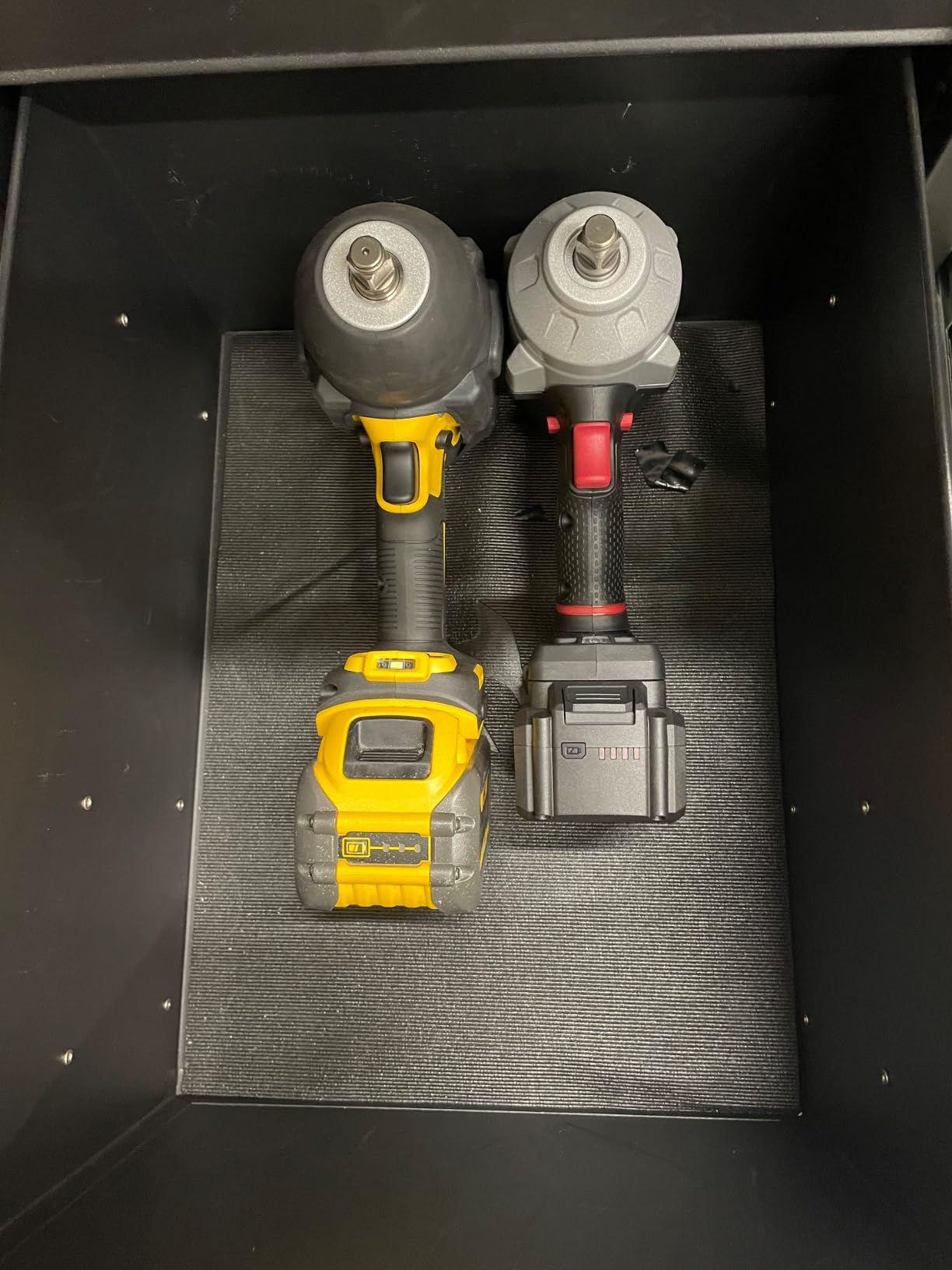 DEWALT 20V MAX Cordless Impact Wrench, 1/2 Impact Gun, 4-speed High torque with Hog ring anvil and LED light, Brushless motor, Precision Wrench, tool Only (DCF900B) customer photo 1