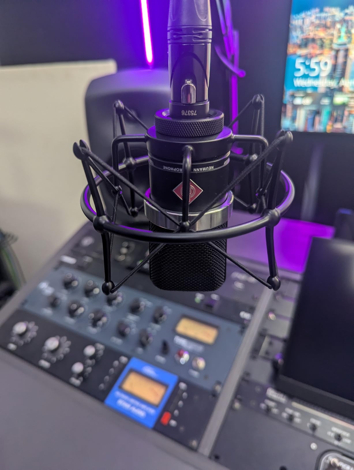 TLM 103 Shock Mount - Microphone Mount Compatible for Neumann TLM 103 M147 Condenser Mic by SUUNTOK,Black customer photo 1