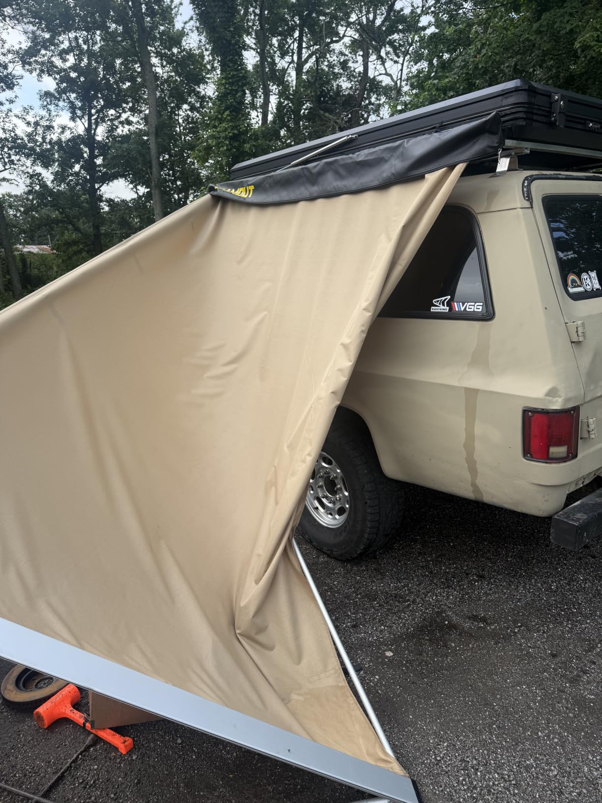 SAMOUT Vehicle Awning, 6.6ft x 8.2ft, Rooftop Pullout Ripstop UPF50+ Side Awning, Reinforced Hinges & Poles for Jeep/SUV/Truck/Van customer photo 1