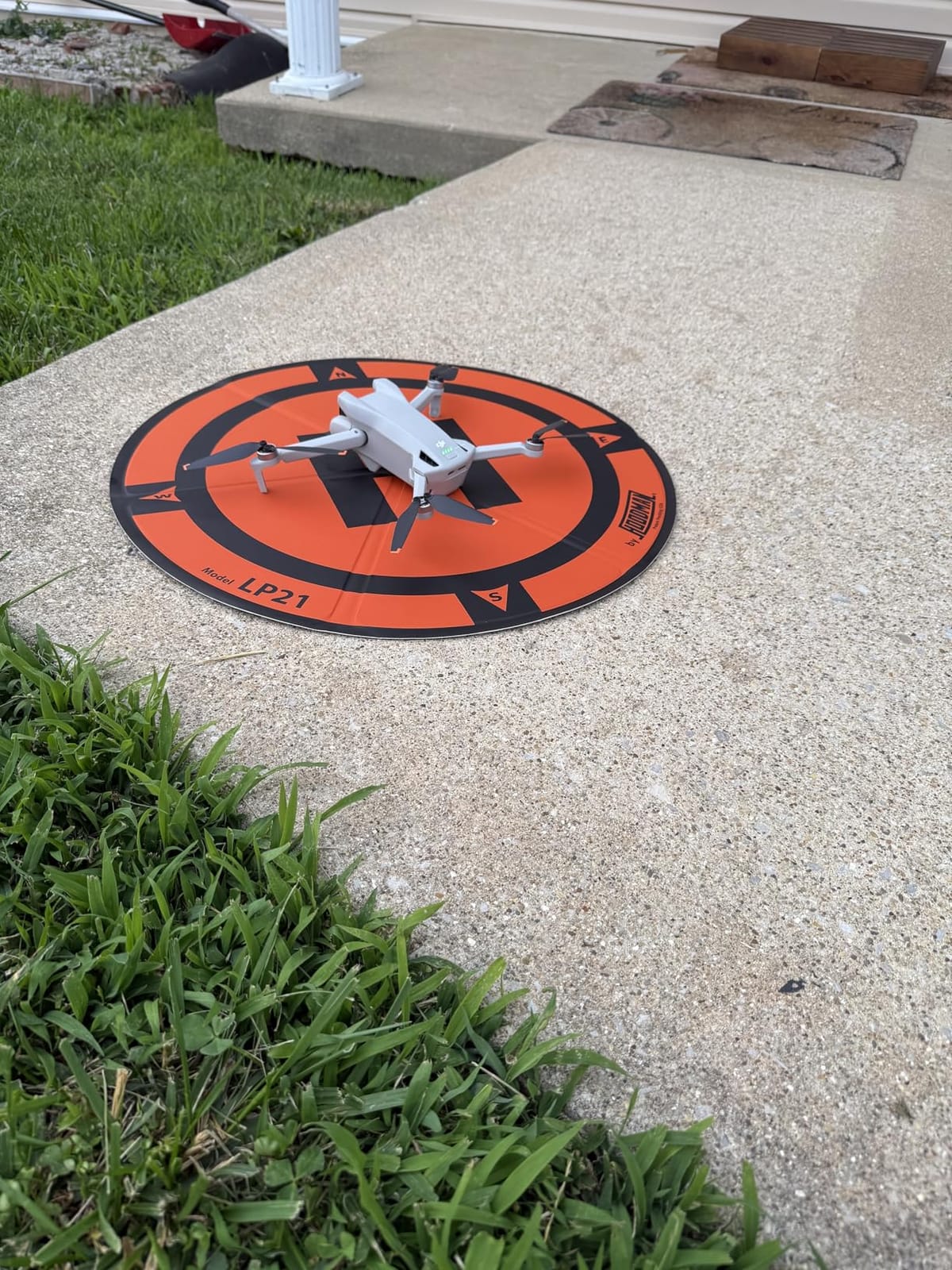 Hoodman Weighted Trifold UAV Drone Landing Pad LP21 - fits Mini 4 Pro, mini 3 pro, mavic and spark - Durable, No Stakes Required, collapses to one sixth of deployed size customer photo 1