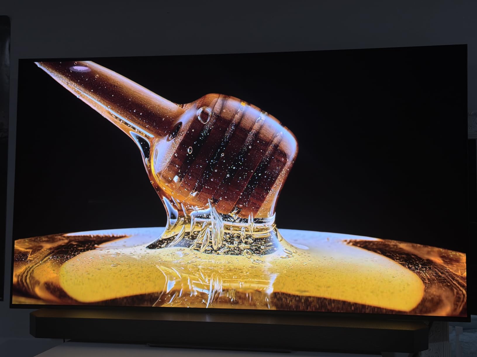Samsung 42-Inch Class OLED S90F 4K Smart TV (2025 Model) NQ4 AI Gen3 Processor Upscaling Pro HDR +, Motion Xcelerator 144Hz, Vision Alexa Built-in customer photo 2