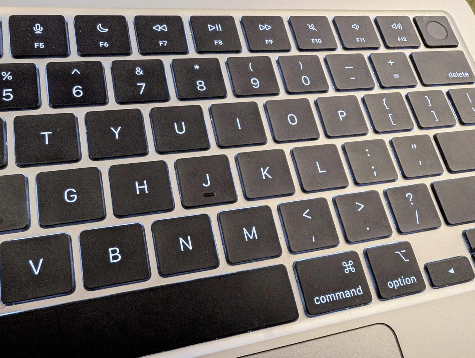 Apple 2025 MacBook Air 13-inch Laptop with M4 chip: Built for Apple Intelligence, 13.6-inch Liquid Retina Display, 24GB Unified Memory, 512GB SSD Storage, 12MP Center Stage Camera, Touch ID; Midnight customer photo 2