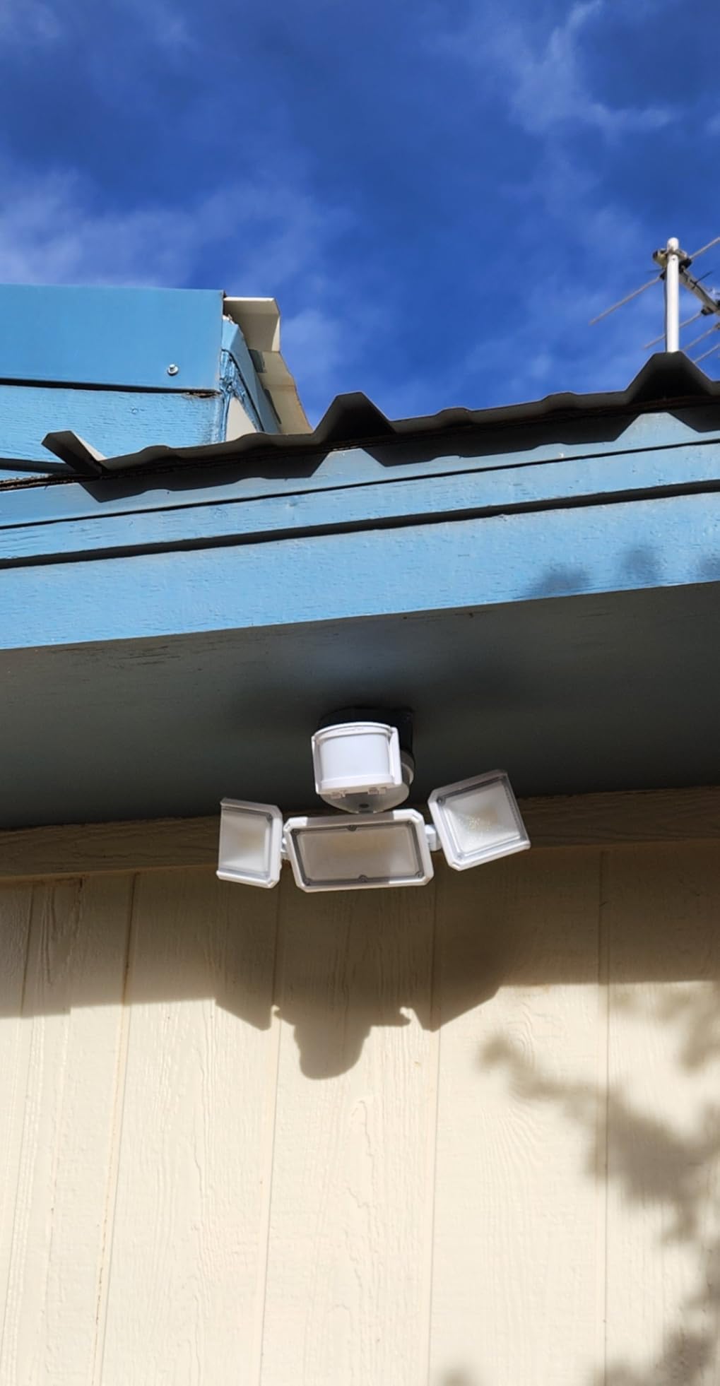 LEPOWER-TEC 7000LM Dimmable Motion Sensor Flood Light, Hardwired Outdoor customer photo 2