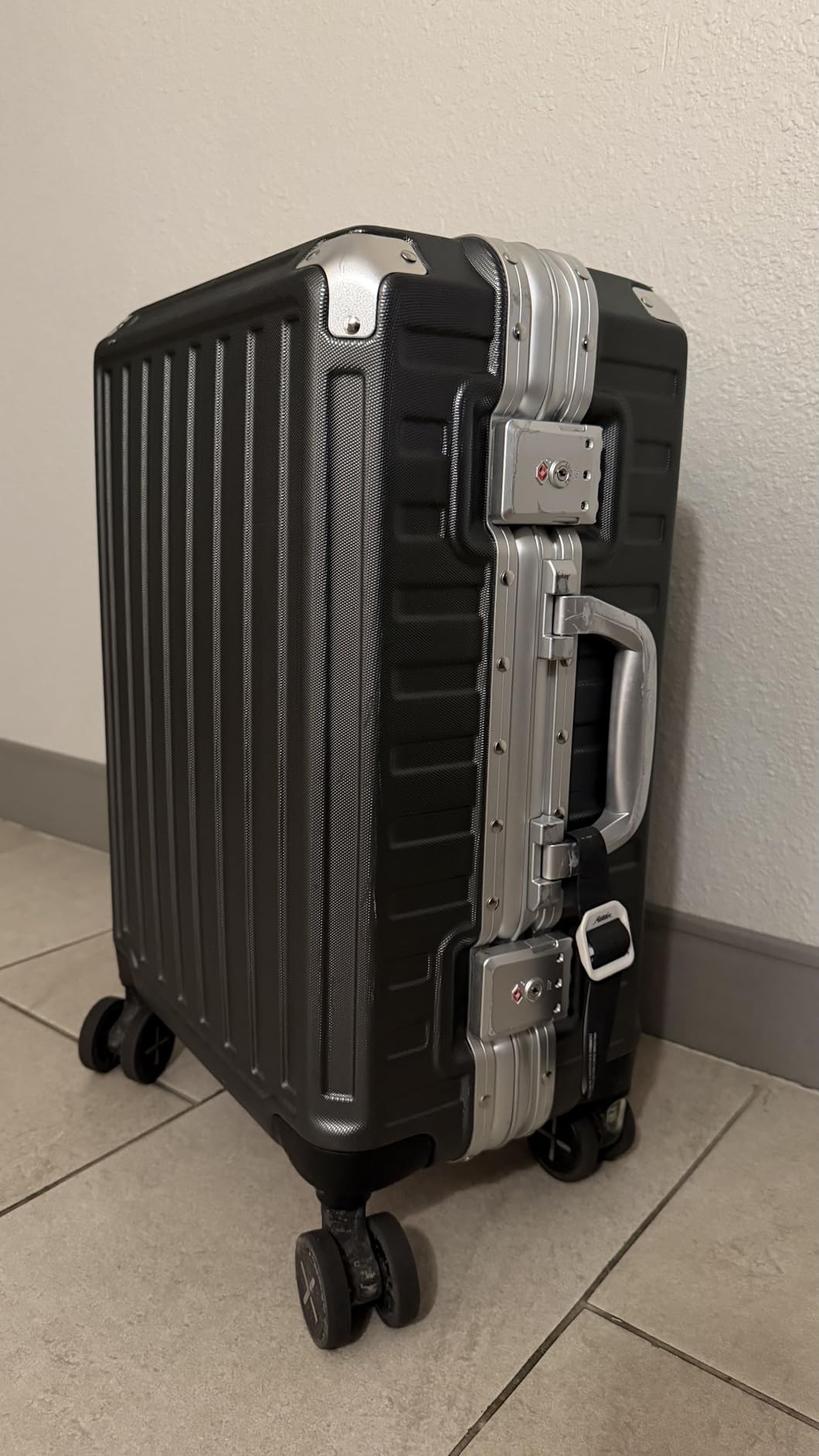 LUGGEX 55x40x20cm Zipperless Carry On Luggage, 19inch, Charcoal Metallic customer photo 1